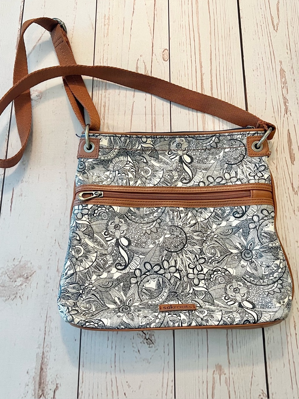 Sakroots - Women’s White & Navy Crossbody Bag